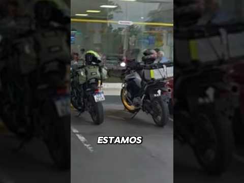 😡A estos MOTOQUEROS le PROHIBEN Estacionar sus motos en una Gasolinera en plena lluvia