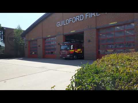 S22P2 (Guildford) Surrey Fire & Rescue Service, Responding.