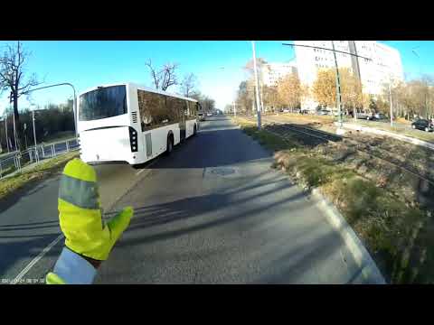 Nagyon figyelmes buszsofőr - Very attentive bus driver