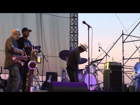 Modmobilian.com: Galactic with Cyril Neville and Corey Henry at DeLuna Fest 2010 'Gossip'