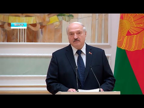 Лукашенко в преддверии Дня народного единства вручил госнаграды видео
