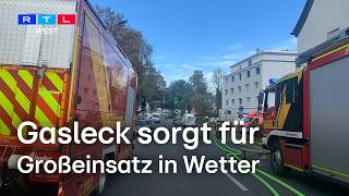 Bagger trifft Gasleitung! Drei Häuser in Wetter evakuiert | RTL WEST