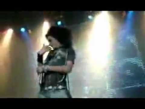 Bill Kaulitz-Very funny on the stage!!!! xD