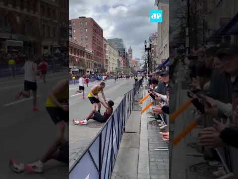 Brasileiro vira 'herói' ao ajudar corredor na Maratona de Boston #shorts