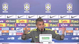 Daniel Alves explica emoção antes das partidas