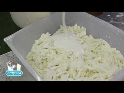 La lavorazione della burrata