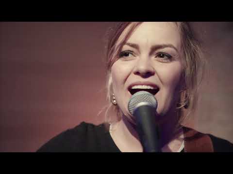 FEE BADENIUS feat. STEFAN EBERT - Es gibt auch Liebe (Offizielles Video)