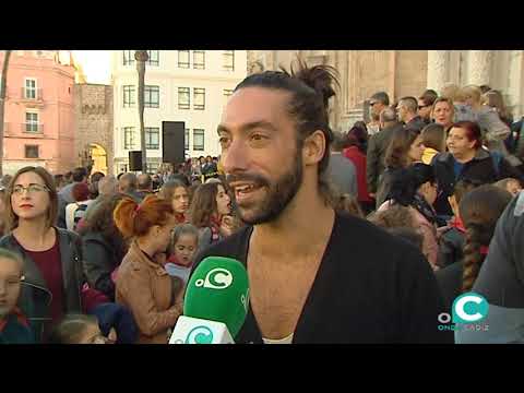 Los más jóvenes toman la plaza de la Catedral de Cádiz por el Día del Flamenco con un flashmob