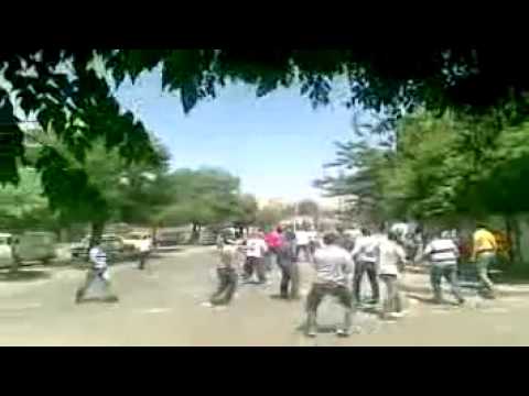 هجوم قوات الأمن على المتظاهرين في حي القصور بمدينة حمص خلال مظاهرة جمعة"أطفال الحرية"