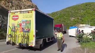 Tráiler cargado de banano volcado en el kilómetro 64  Ruta Al Atlántico