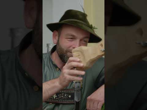 DAS darf bei den Weiß’ngroana aus Bayern beim Musizieren nicht fehlen ... 😅 #shorts