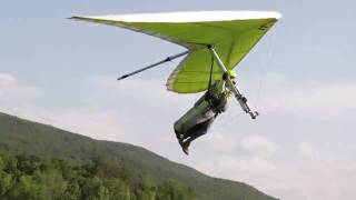 preview picture of video 'Hang glider landing at Ellenville - May 30, 2009'
