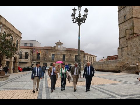 El consejero de Presidencia, Jesús Julio Carnero, visita el Mercado de Abastos de Vitigudino