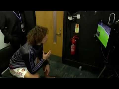 Red carded  David Luiz watching Chelsea Chelsea 2-2 arsenal in the restroom