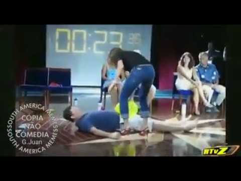 Eis que sua prima ti dá uma surra de bunda