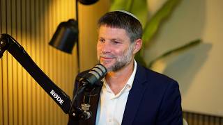 הפודקאסט של הדר מילר | "סכין בלב": הרגע ששבר את סמוטריץ' (חדשות ערוץ 7) - התמונה מוצגת ישירות מתוך אתר האינטרנט יוטיוב. זכויות היוצרים בתמונה שייכות ליוצרה. קישור קרדיט למקור התוכן נמצא בתוך דף הסרטון