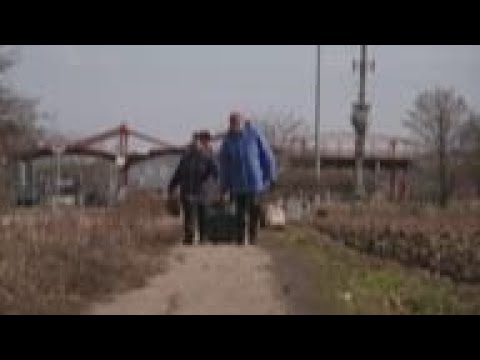 Ukrainian refugees cross border into Hungary
