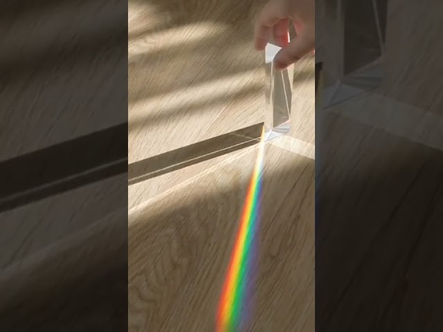Vídeo relacionado con 2 piezas de prisma triangular de vidrio óptico de cristal, prisma de espectro de arcoíris de 30 * 50 mm, experimentos de espectro de vidrio, prisma triangular de cristal K9, lente transparente para