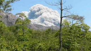 preview picture of video 'Volcan Sakurajima   Kagoshima Ken  Japon  Una  bocanada  de humo y  cenizas'