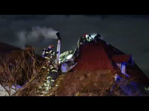 INCENDIU în Alba Iulia: ARDE acoperișul unei case pe strada Gheorghe Doja. Intervin pompierii