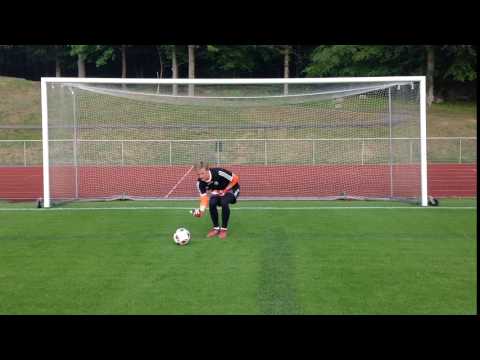 Skopa upp bollen från marken - FK Karlskrona