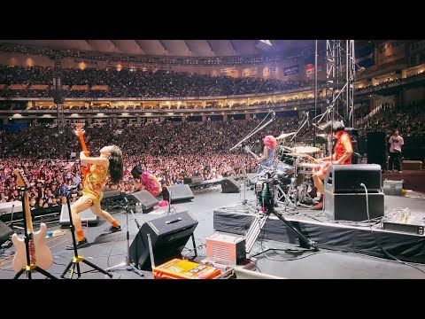 @otobokebeaver22 live at Tokyo Dome opening for @oasisinetofficial 