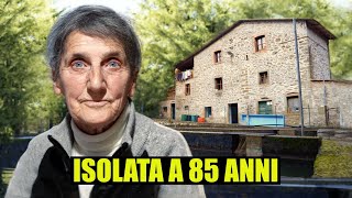 La donna che vive da sola nel bosco