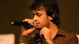 YouTube - Atif Aslam singing Cover Khamaj by Fuzon Live.flv