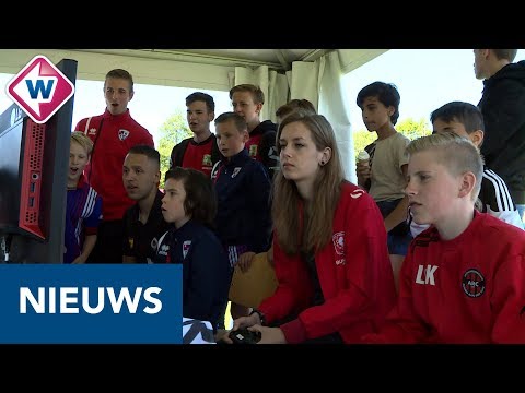 Voetballen op spelcomputer en gras tijdens dertiende Heitingatoernooi