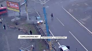 На площади Героев в Каменском машина загорелась на ходу