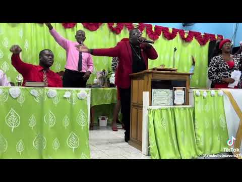 Rev. Dr. Roache singing the old Hymn ‘I’m safe with the pilot, who masters my sea’ very powerful 🔥🔥🔥