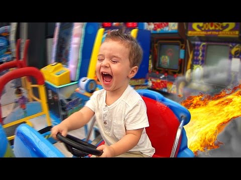 Carro de Brinquedo no Parque de Diversão - Toys Park Playground Fun for Kids Video