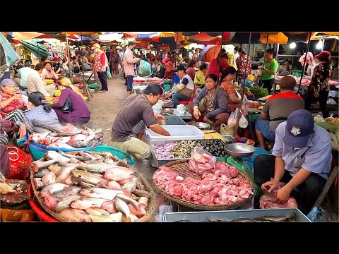 Chbar Ampov market this morning! More fresh vegetables, fish and pork in the morning