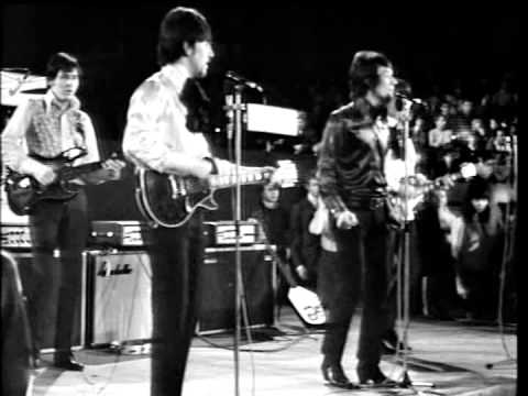 Tｈe Hollies Remember - Bernie Replacing Eric and "Bus Stop"