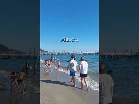 Beach Life in Alassio! 🌞🕶️ #november #walksinitaly #alassio