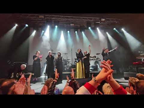 23 - OCEÁN - Vyjdi ven (závěr a konec koncertu, točil @dmfmarty 20251115_22:46)