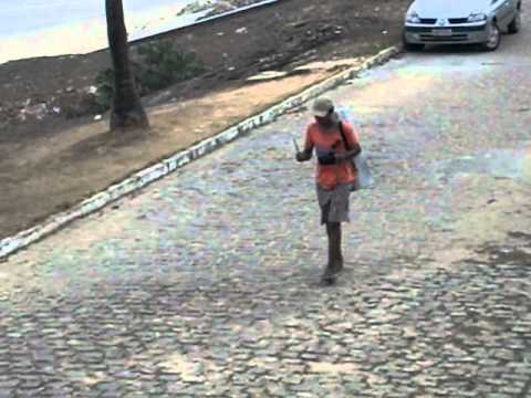 Vendedor de "Cavaco Chinês" tocando "Tinguelingue"