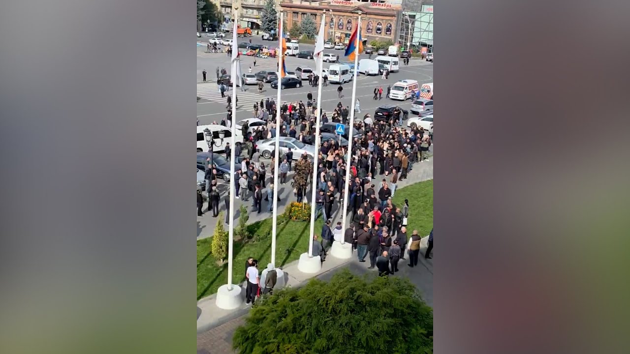 Գյումրեցիները հավաքվում են քաղաքապետարանի առաջ