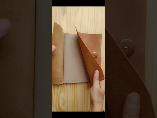 Vídeo relacionado con HRYSPN Cuaderno de viaje, Ubierta de Cuero de la PU Cuaderno Agenda Bloc de Notas Pirata Náutico Revista Diario Timón de Cuerda, Notebook Libreta Mano Escrito Viaje (130x185mm, Café)