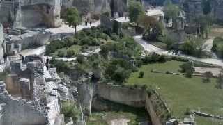 preview picture of video 'Dans les rues des Baux-de-Provence (Bouches-du-Rhône)'