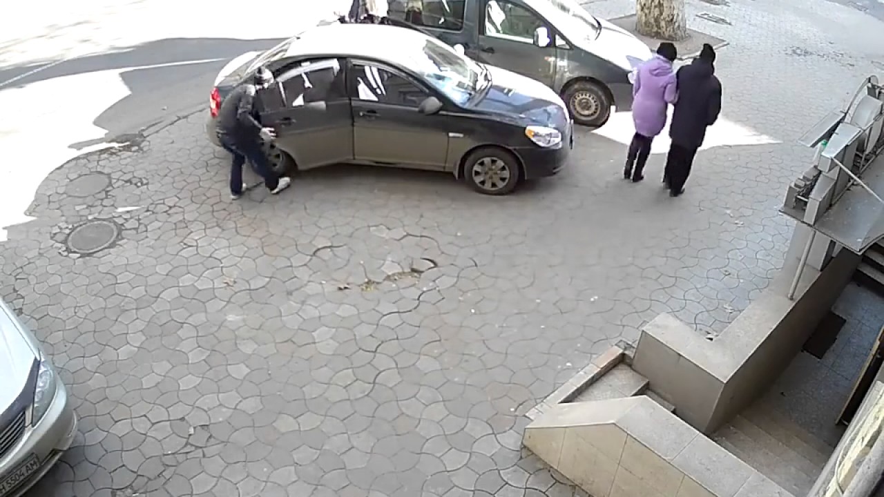 Один отвлекает, другой крадет