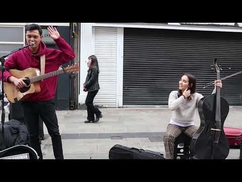 Massive Crowd Joins in Singing "Viva La Vida" as Jacob Koopman and Diana Gomez Perform Together.