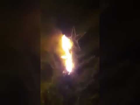 Se prendió fuego el arbolito de navidad de la plaza Dardo Rocha