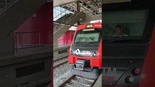 Locomotiva e Vagão de Contêiner da MRS 3876 4 AC44i e Trem da CPTM Série 8000 S136 CAF na Estação Su