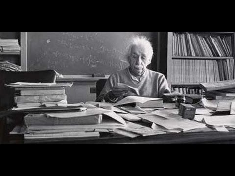تحميل Albert Einstein Messy Desk بجودة عالية يلا اسمع