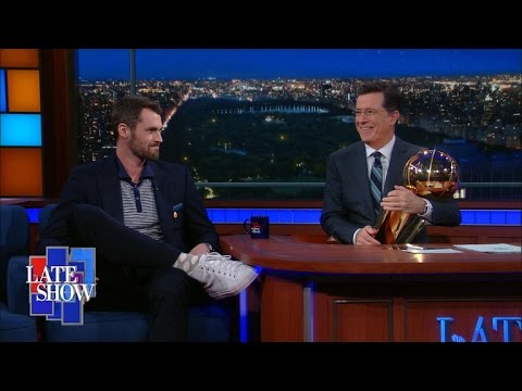 凱文-樂福展示NBA冠軍獎盃 (Kevin Love Shows Off NBA Championship Trophy)
