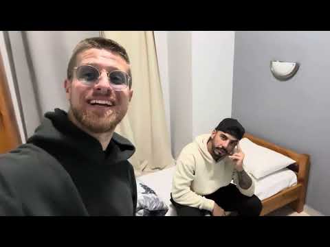 SIAMO NELL’HOTEL PEGGIORE DI ATENE STO MALE AHAHAHAHAHAHA