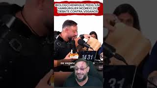 Biólogo Henrique come hamburger na frente dos veganos e depois se irrita com pensamento vegano