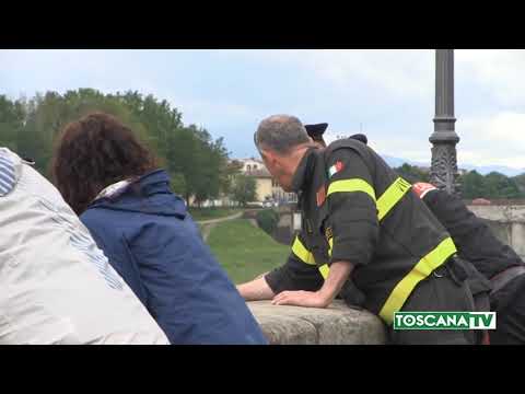 2019-05-28 FIRENZE - STUDENTI SALVATI IN RIVA ARNO  DA VIGILI FUOCO