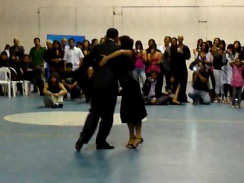  Fabian Peralta  and  Virginia Pandolfi  are  dancing  to  the  tango  "  Cuatro Compases  "